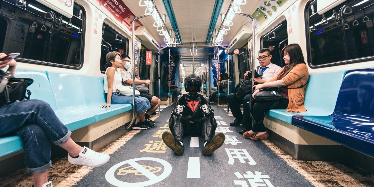 Red Bull皂飛車大賽倒數前夕 瘋狂飛車手出沒台北捷運!