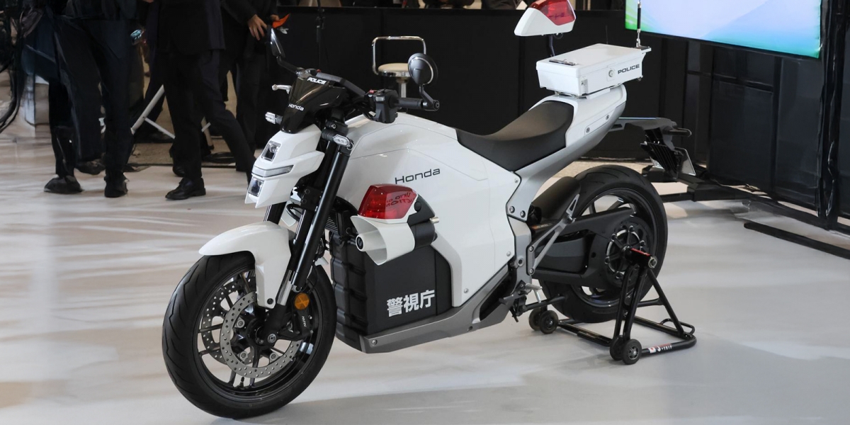 純電警用重機初登場！Honda WN7 化身帥氣「白摩托」，2026 箱根驛傳領跑確認