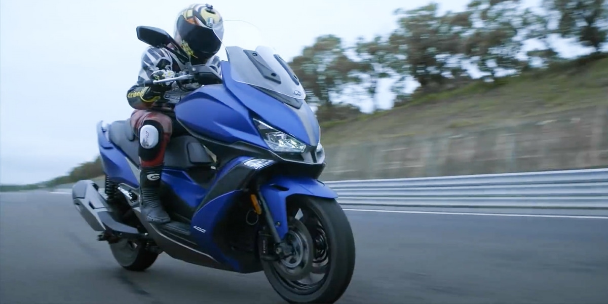 運動、休閒兩者兼具,海外機車媒體齊聲讚賞,KYMCO Xciting S 400