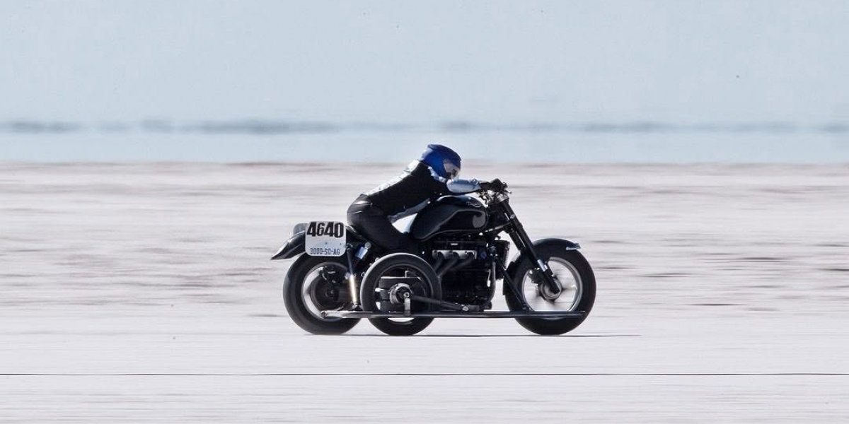 Triumph Rocket III 邊車衝上 234.9km/h，Liane Langlois 再刷 FIM 陸速紀錄