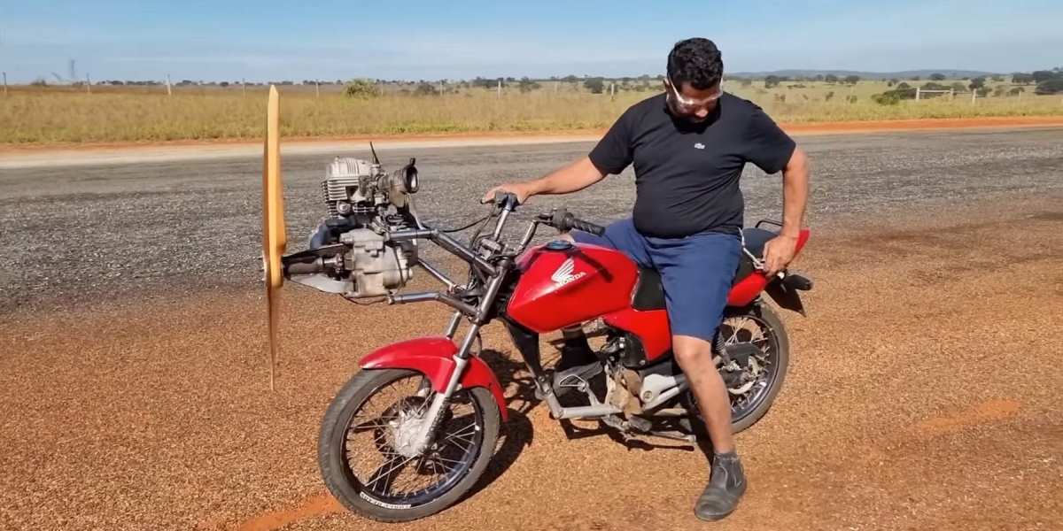 鍊條、皮帶傳動已經落伍!巴西YouTuber Professor Pardal Brasil打造出一台螺旋槳傳動機車