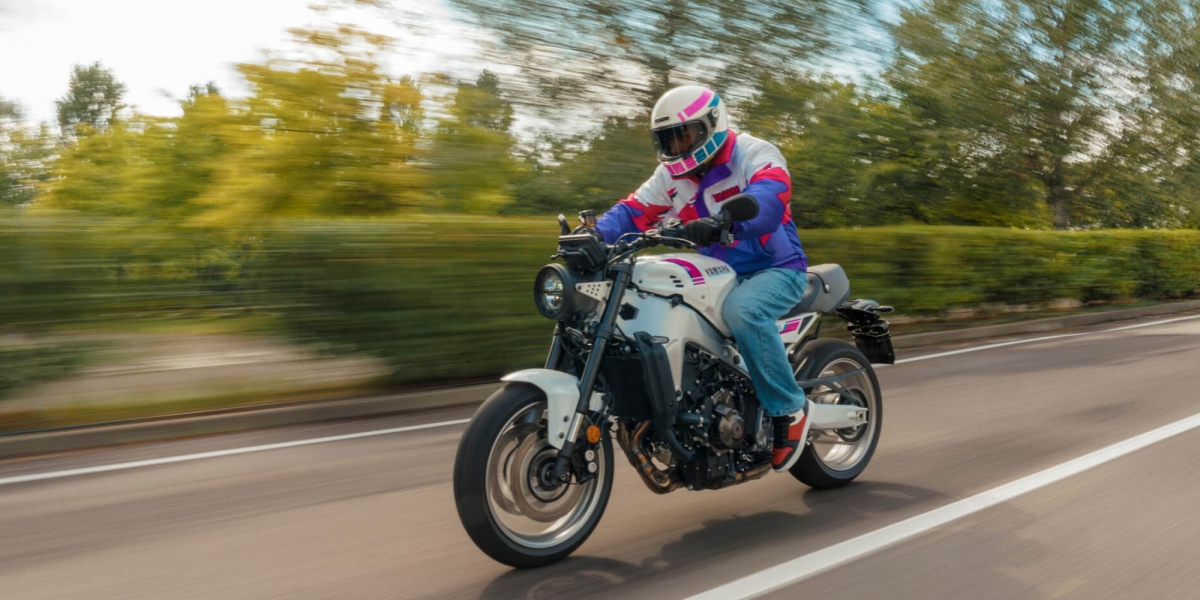 90年代YZF750R賽車魂上身！2027 YAMAHA XSR900「霓虹白」海外發表