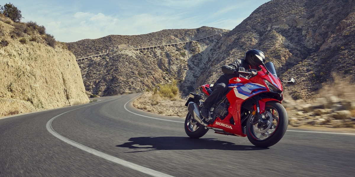 Honda Motorcycle 全新2026年式CBR500R E-Clutch進化登場 熱血運動基因再進化，打造更純粹的運動騎乘體驗