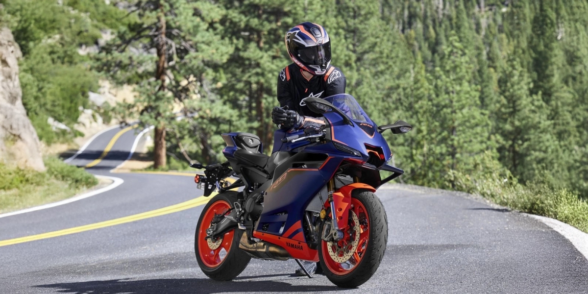 117.3匹三缸猛獸換上專屬新裝！2027年式Yamaha R9美規限定「消光幻影藍/螢光紅」強勢登場