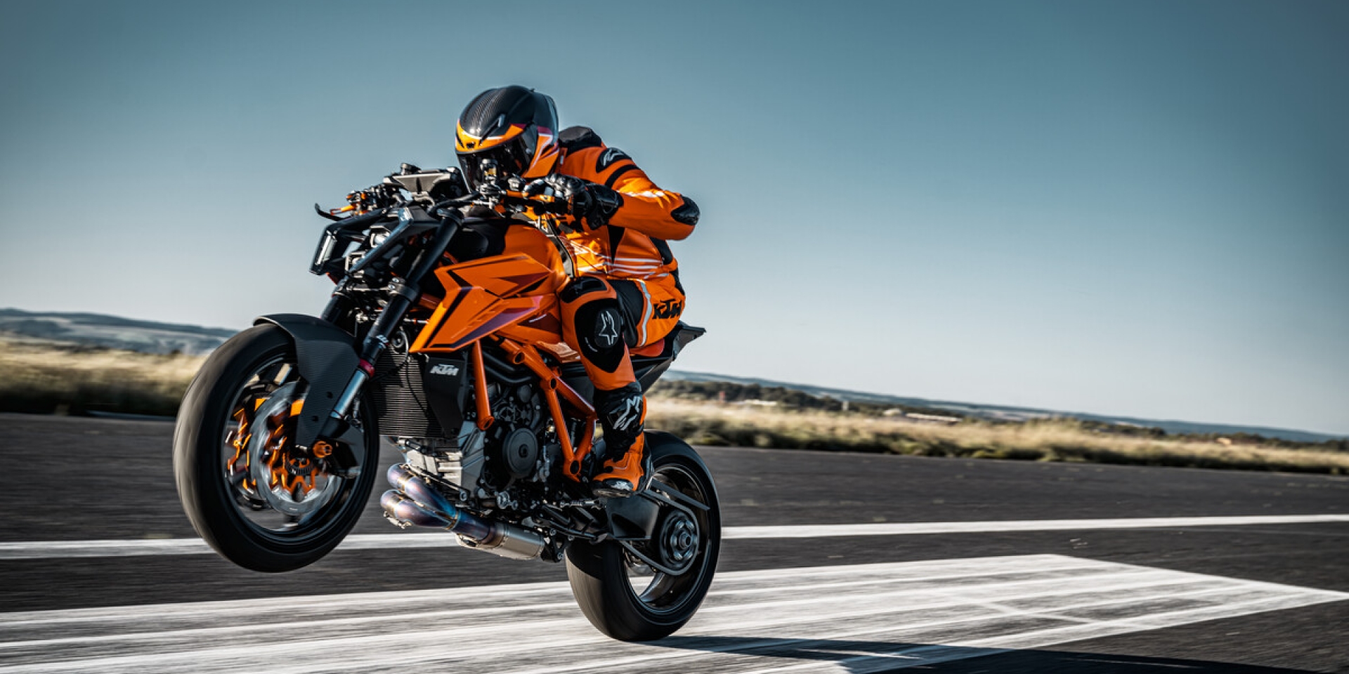 KTM頂級運動街車1390 SUPER DUKE R建議售價為新台幣98.8萬元 頂級EVO版 建議售價為新台幣109.3萬元