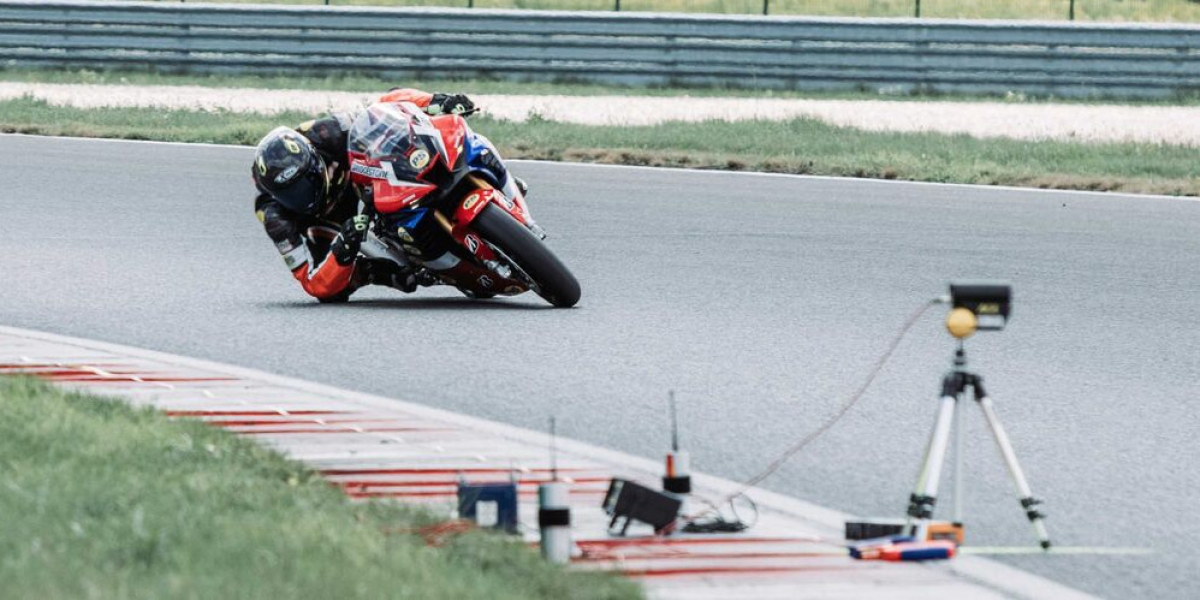 用CBR1000RR-R刷新磨手肘紀錄!168.65km/h貼在地上過彎寫下新紀錄