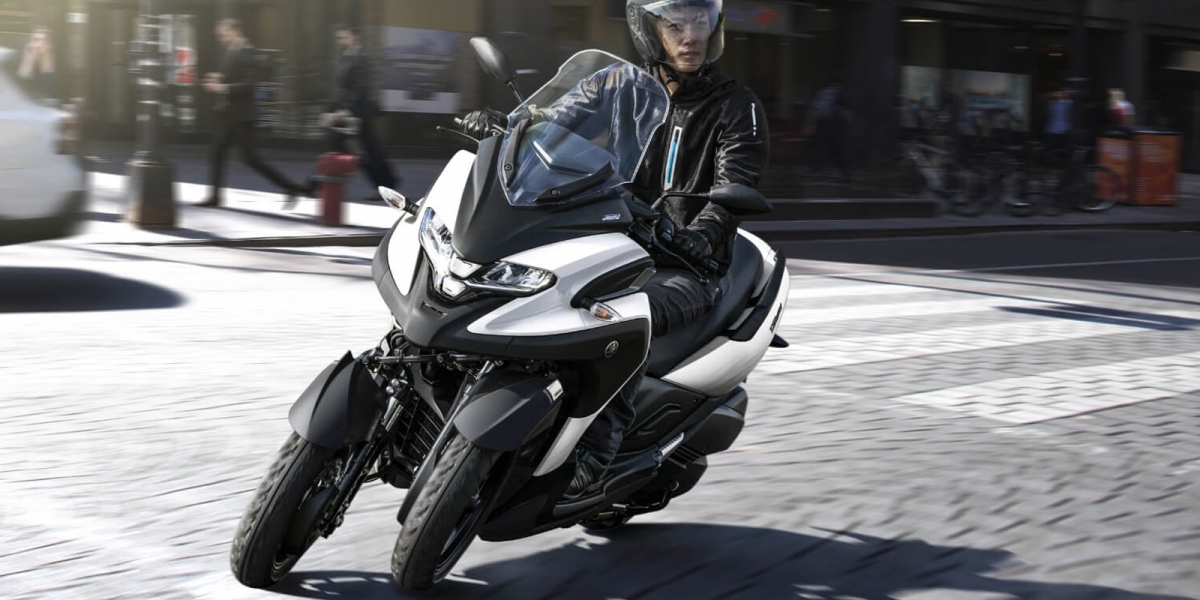 「白色金屬」和「深灰色」新塗裝上身!2025 Yamaha Tricity 300 新色日本發表