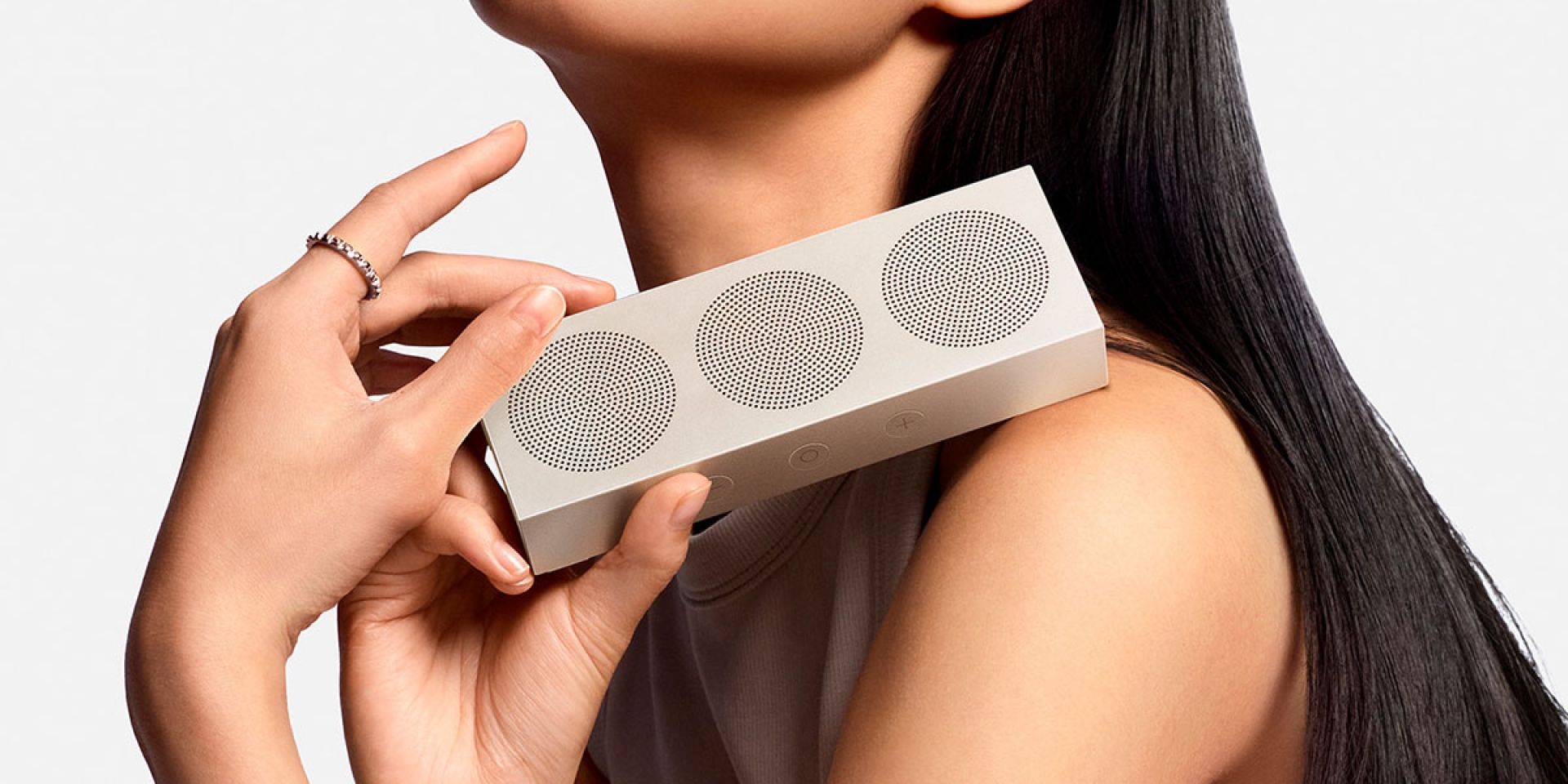 Xiaomi 新款便攜藍牙喇叭登場：硬派直角設計、支援 10 台串聯、內建 4GB 儲存，售價約新台幣 1,290 元！