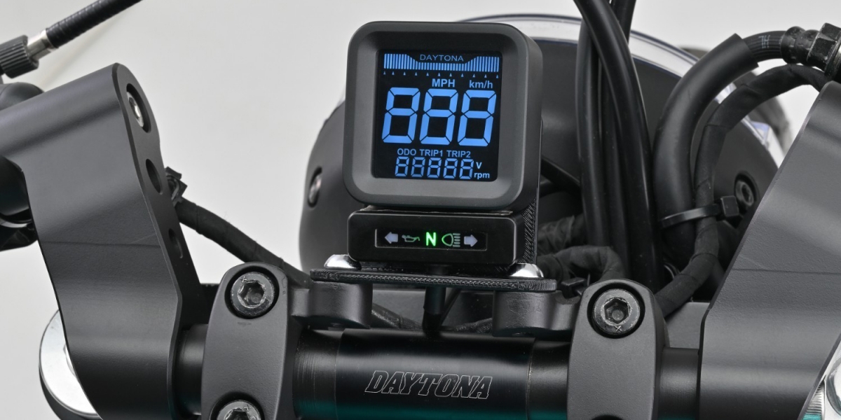 告別繁雜儀表！Daytona 推出 CUBE 方塊多功能數位儀表，50mm 迷你身形完美融入復古改裝風格