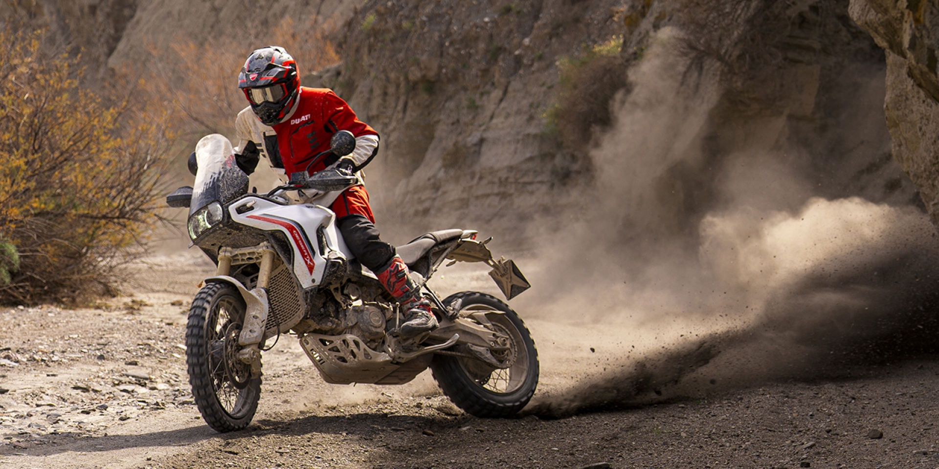 V2 新核心入體！2026 Ducati DesertX 改款發表：IVT 引擎加持、身手更靈活的拉力悍將