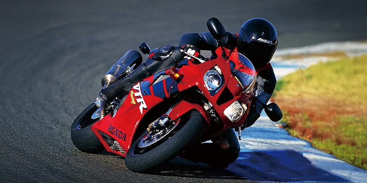 怪騎物語。Honda VTR1000 SP-1 / SP-2：V-Twin 終極兵器，用義大利配方擊敗義大利人的傲骨傳奇！