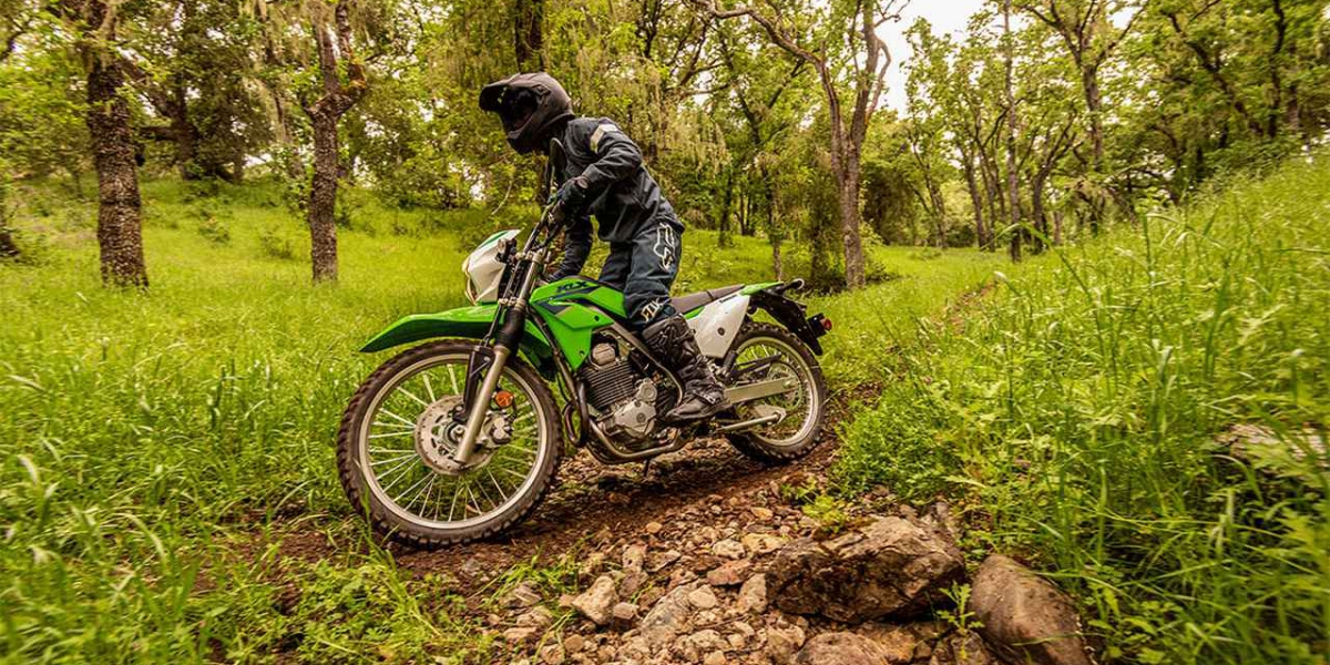 更低,更親民。全新降三高 2022 KLX230S北美發表
