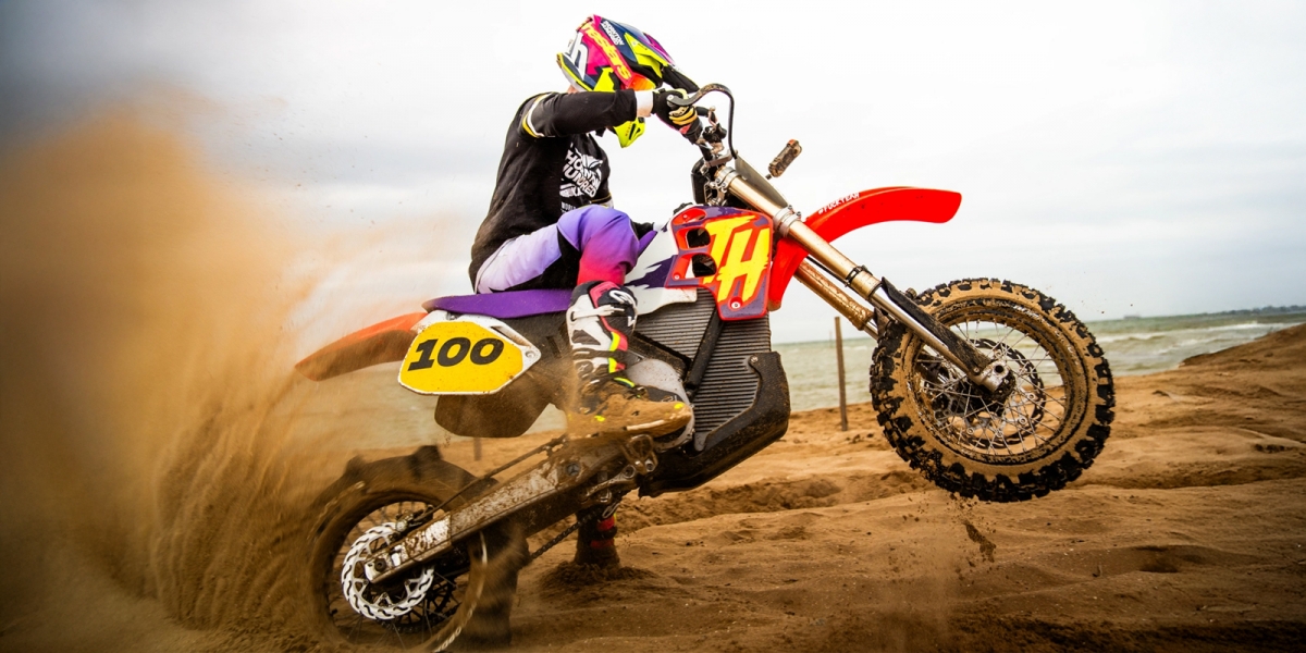 前衛電動車變身復古老山車!Stark Varg CR500 電動沙灘怪獸登場