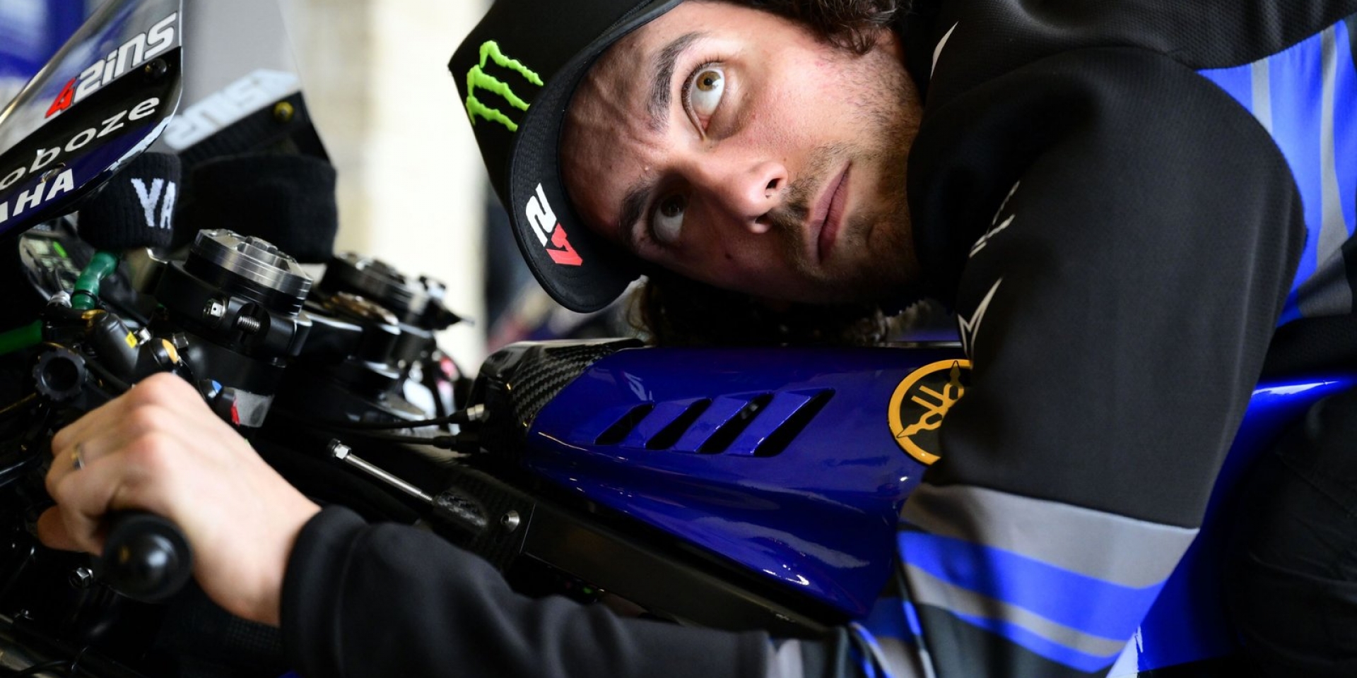 騎到懷疑人生！Alex Rins在YAMAHA V4車上滿頭問號：我是誰？我在幹嘛？