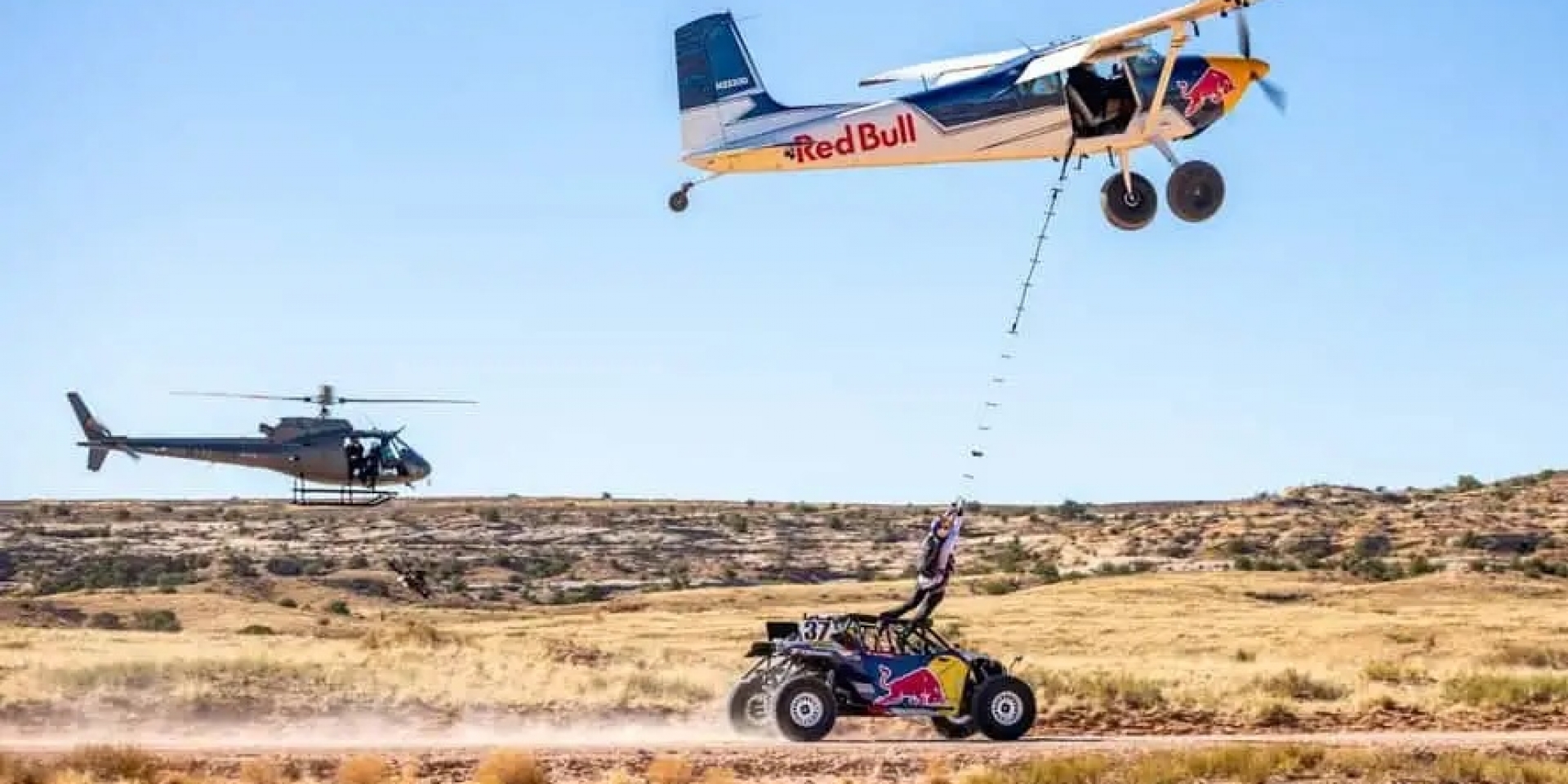 Red Bull 又來挑戰重力法則：UTV 飛機 跳傘三合一，瘋得理所當然