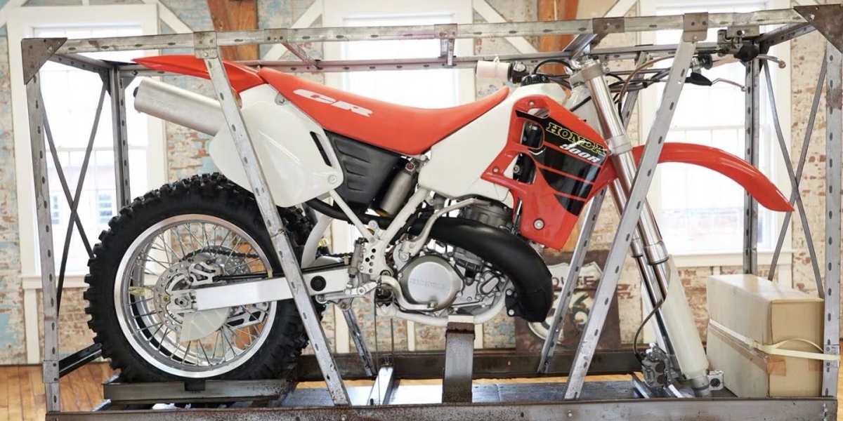 250 萬台幣地表最貴越野車！2001 Honda CR500R 全新未拆封競標拍賣中