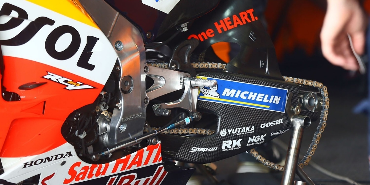 猶抱琵琶半遮面,碳纖維搖臂再現MotoGP!