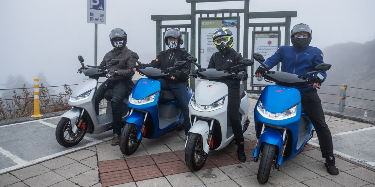 KYMCO Ionex充電站插旗武嶺!全速上山也不怕沒電