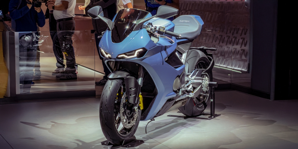 206匹、130Nm、1200c.c. V4引擎！2026 Norton Manx R 優雅固執的英倫仿賽登場