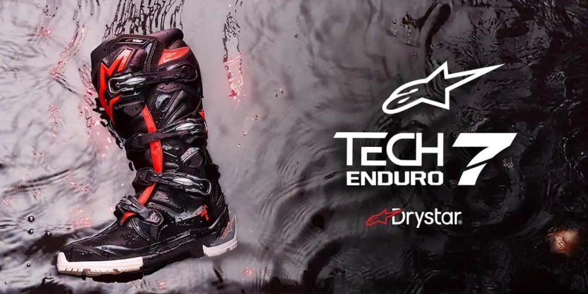 這雙靴子自帶「輪胎磨耗指示線」？Alpinestars 發表 Tech 7 Enduro Drystar，防水越野新標竿