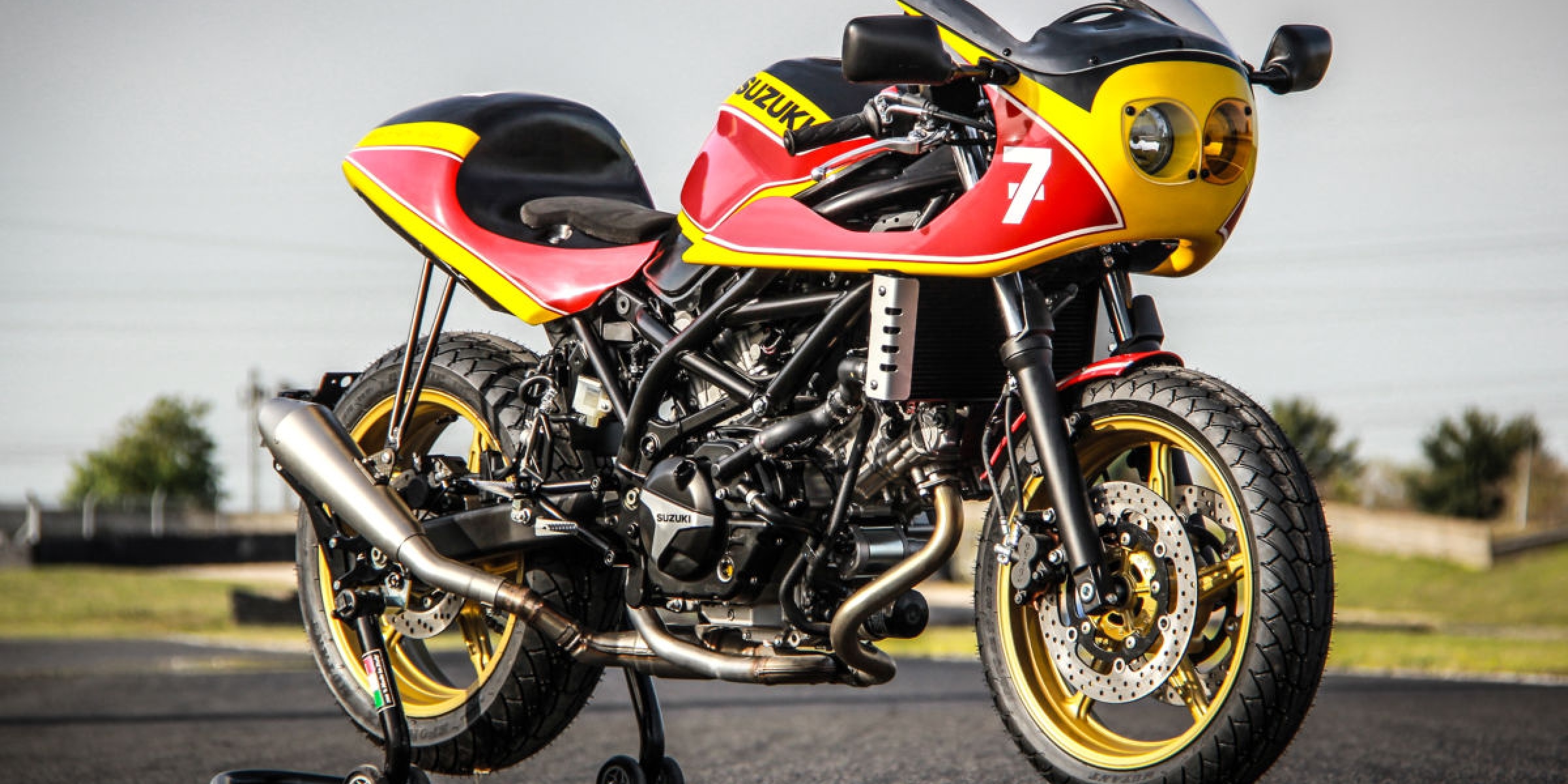一起寫一個傳說。MotoGP傳奇冠軍Barry Sheene改裝特仕車