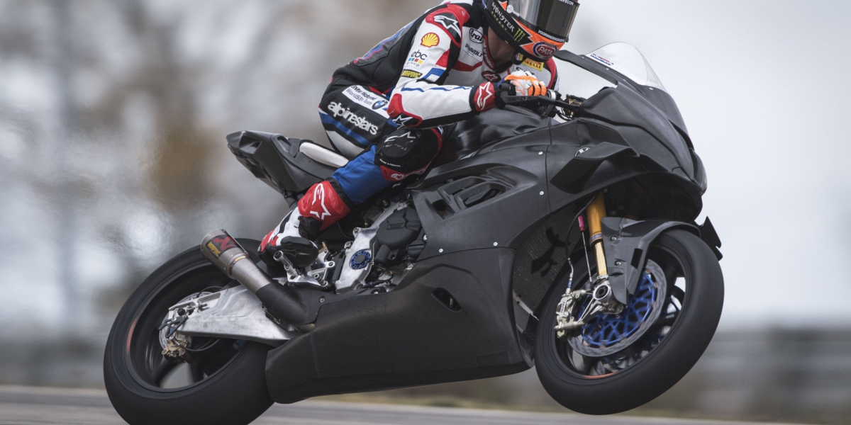 BMW首試!Van der Mark:R1的剎車很強,但M1000RR有更強的過彎性能!