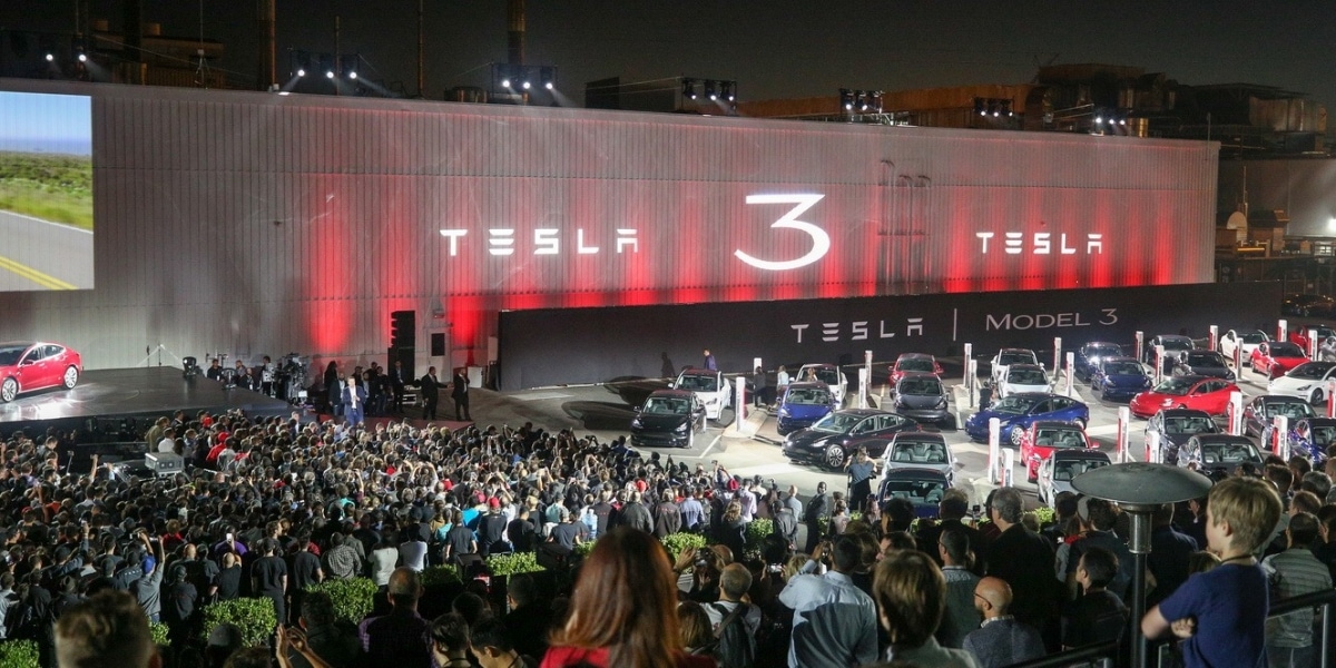 眾所期待終於現身,Tesla Model 3正式開始交車