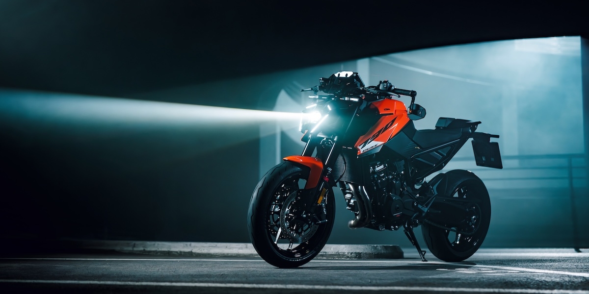 105 匹雙缸街車更兇了！KTM 790 DUKE 換上全新家族臉孔、減重2公斤