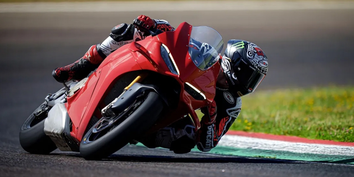 單搖臂掰掰、eCBS延遲煞車入彎!2025 DUCATI Panigale V4/S 海外發表