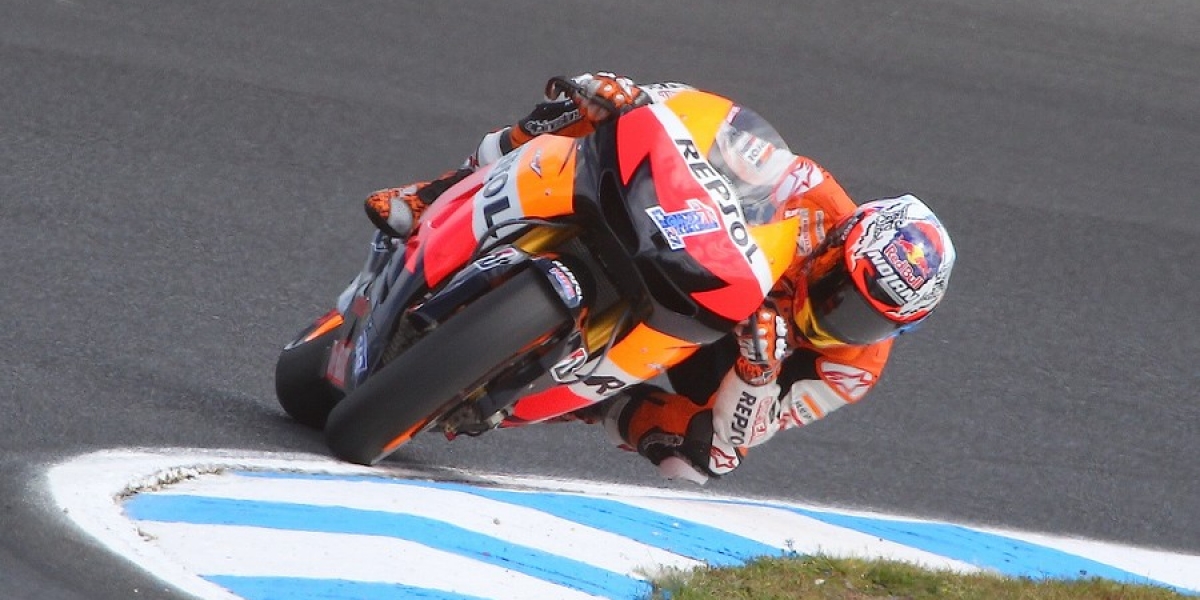 丟掉電控,丟起跑可調,丟掉過多介入,再丟進彎道!Casey Stoner:騎車是一門藝術,我們需要讓車手側滑!