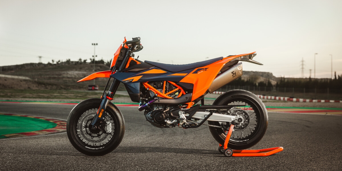 79 匹單缸狠角色！2026 KTM 690 SMC R 正式發表