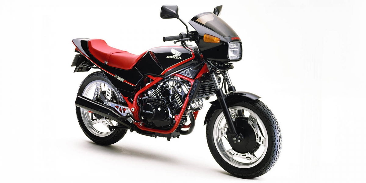 怪騎物語。Honda VT250F:35匹萬轉V型雙缸、內藏式碟煞、雙搖籃車架的經典名駒!