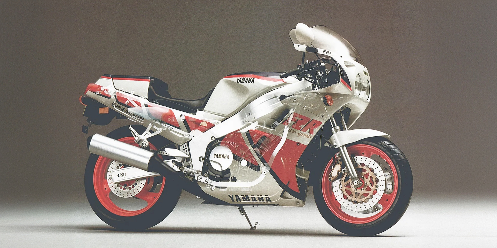 怪騎物語：YAMAHA FZR1000：5汽門135匹、Deltabox鋁合金車架，YAMAHA首款公升級仿賽，80年代旗艦跑車新風潮