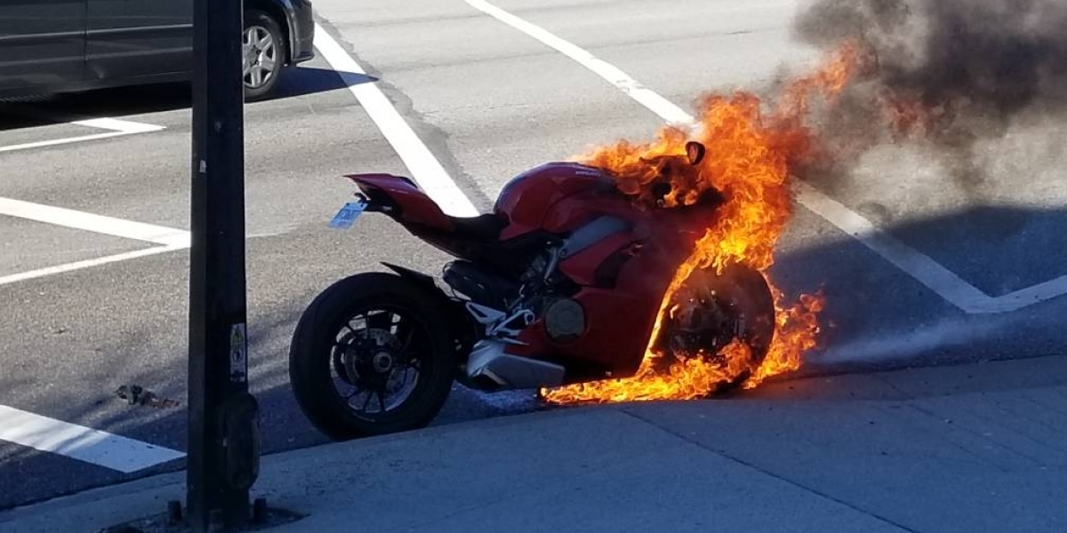 燃燒的DUCATI V4!不,這次是真的燒起來了!