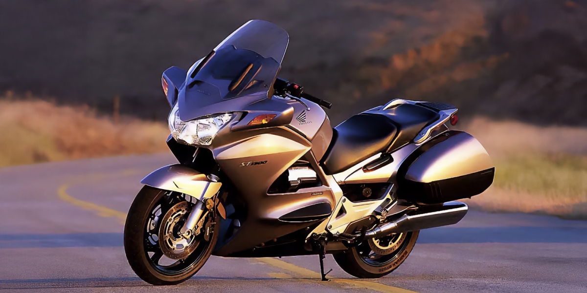 怪騎物語。Honda ST1100／ST1300：縱置V4歐陸對決，高速巡航的東瀛利器！