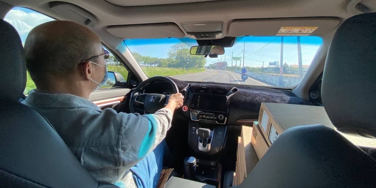 韓總開車送愛心!知名賽車手:「錯誤示範!不要學!」