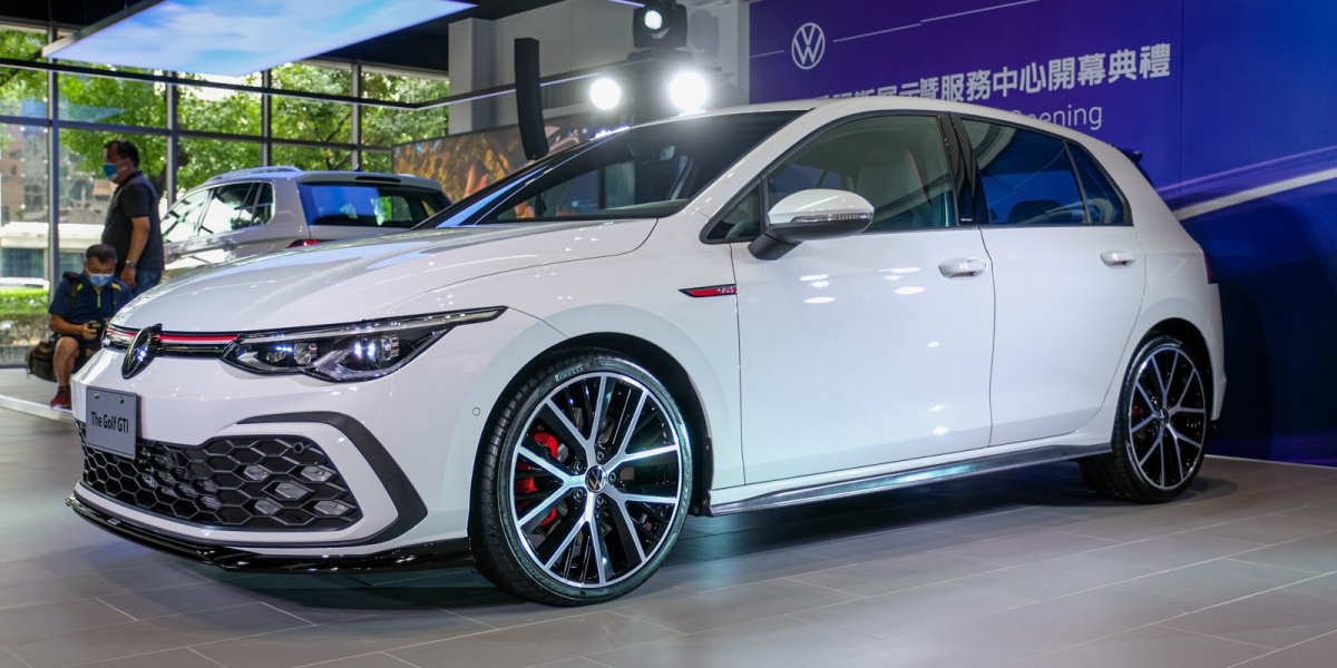 Golf GTI只要159.8萬元 還可選配專屬空力套件!GTI經典駕馭版上市 VW新店展間正式揭幕