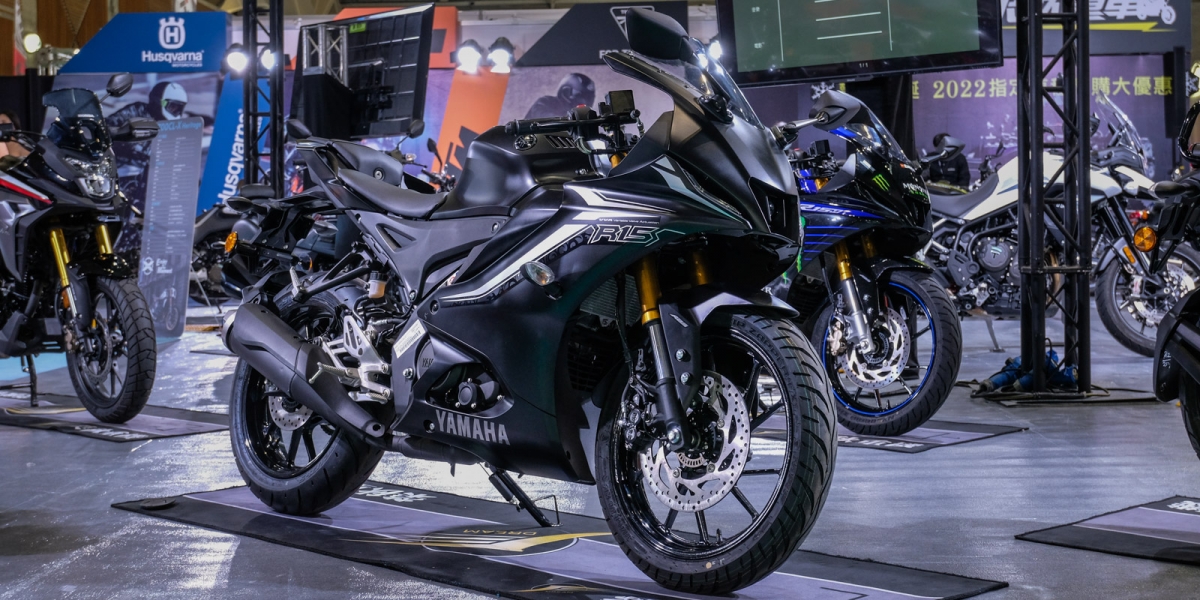電控上打R3,最強輕跑YAMAHA YZF-R15 V4.0/R15M車展現身