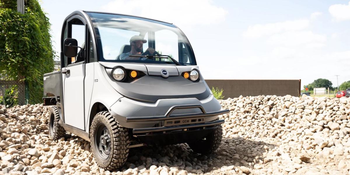 GEM eX 電動 UTV 登場:合法上路、越野全能、可載 567 公斤,從校園到工地都能跑!