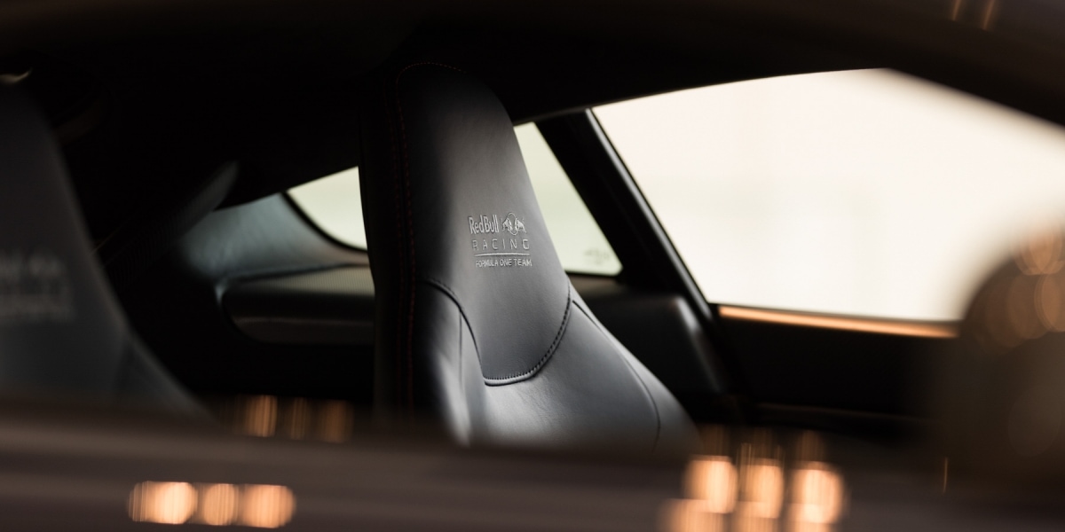 官方新聞稿。V8 Vantage S Red Bull Racing Edition限量登台