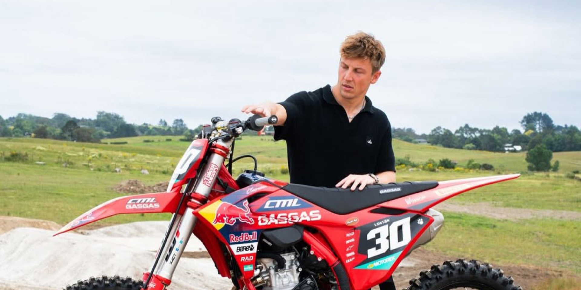 休賽季不跑趴！Hamilton 與 Lawson 跨界噴泥巴，F1 車手瘋越野摩托