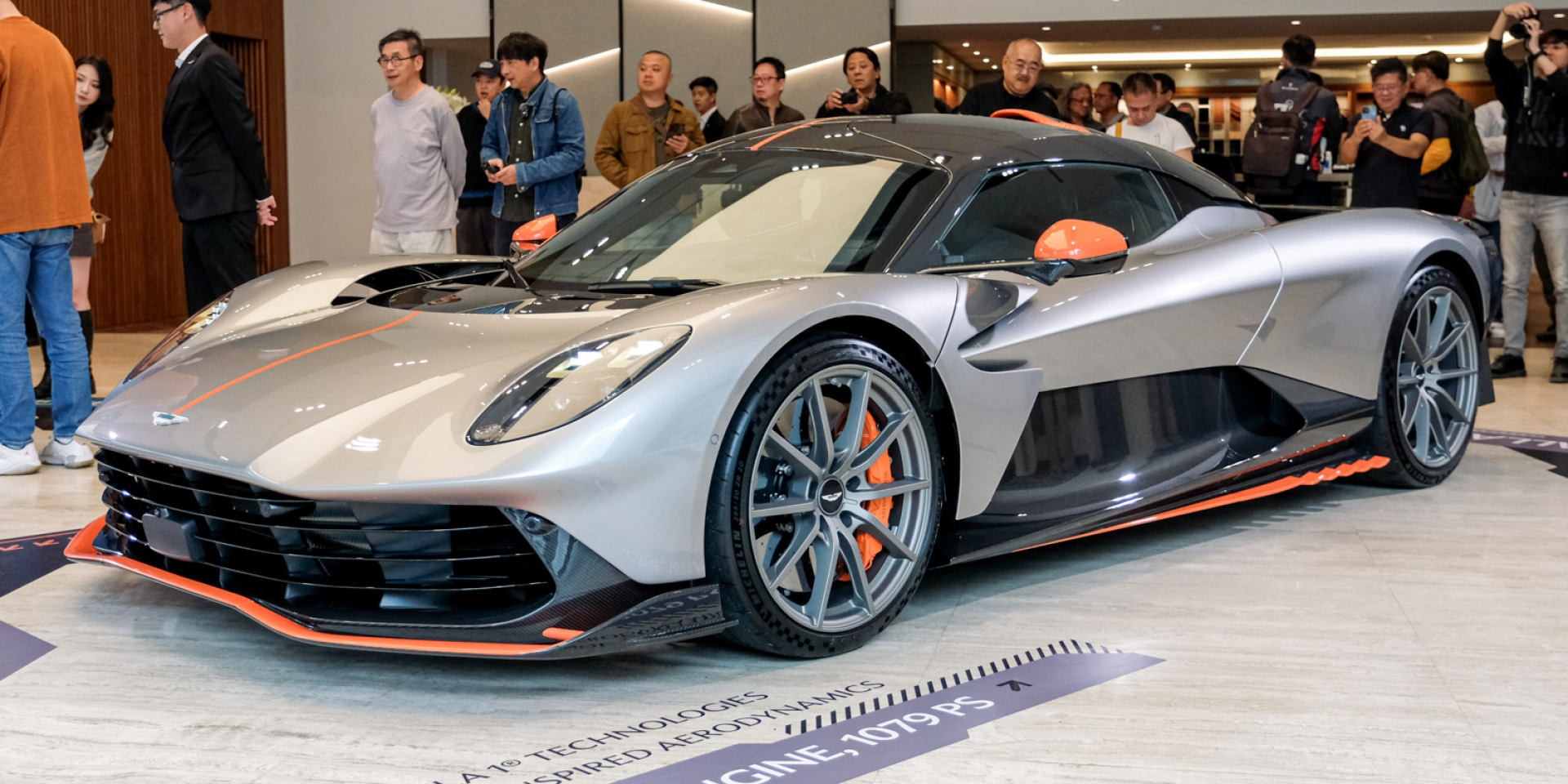 全新 Vantage S馭風之勢，於疾速間亦穩如磐石；Valhalla 一級方程式之精粹 ，終見於公路。