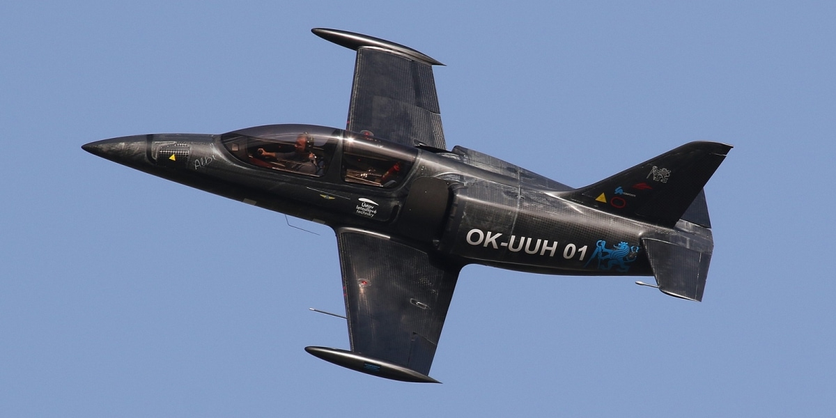 最狂魔改!BMW S1000RR引擎帶你衝上雲霄。Skyleader「UL-39 ALBI」輕型飛機