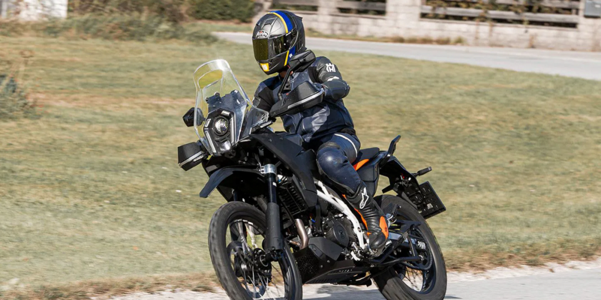 新世代家族臉譜上身,引擎輕量化且動力更強!2025大改款KTM 390 ADV測試車流出