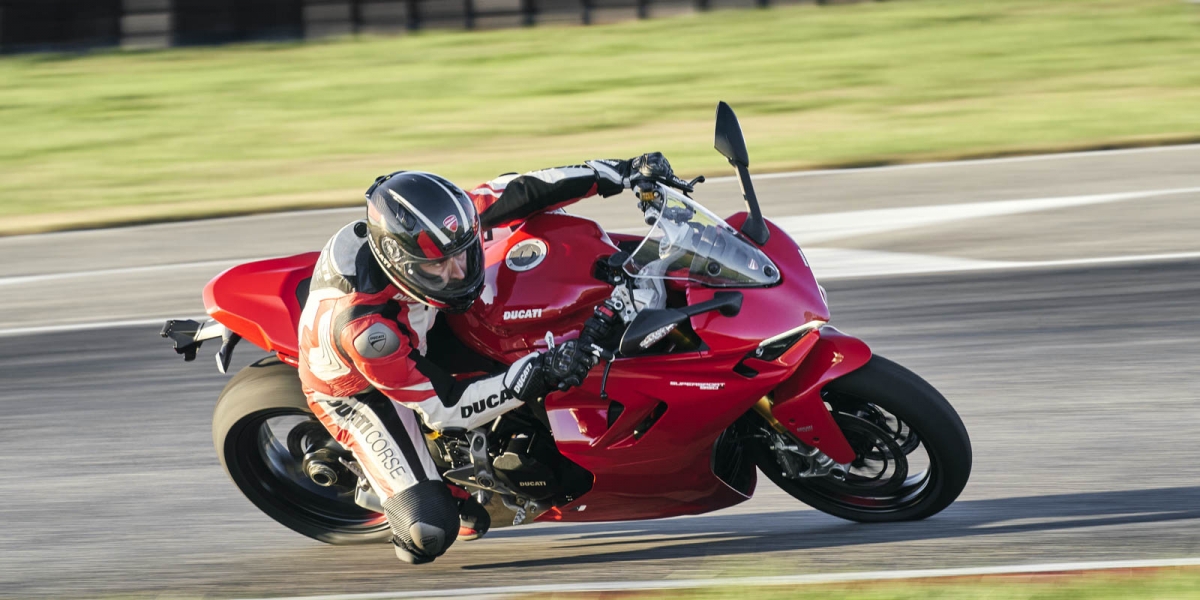 2021 Ducati SuperSport 950。Panigale臉孔上身、馬力不變,電控進化!