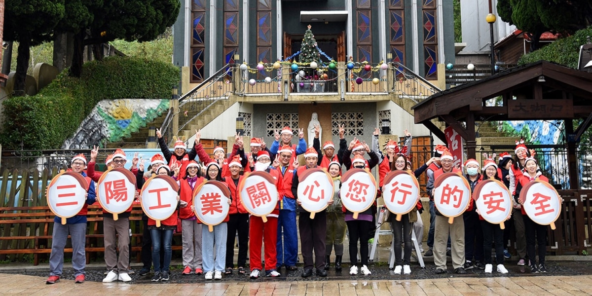 官方新聞稿。聖誕老人擦路鏡 三陽志工報佳音