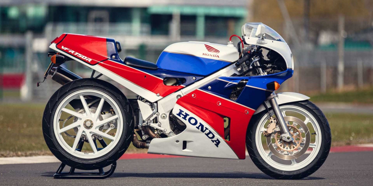 240萬買夢想之翼!HONDA VFR750R RC30 全新車創夏英國拍賣紀錄