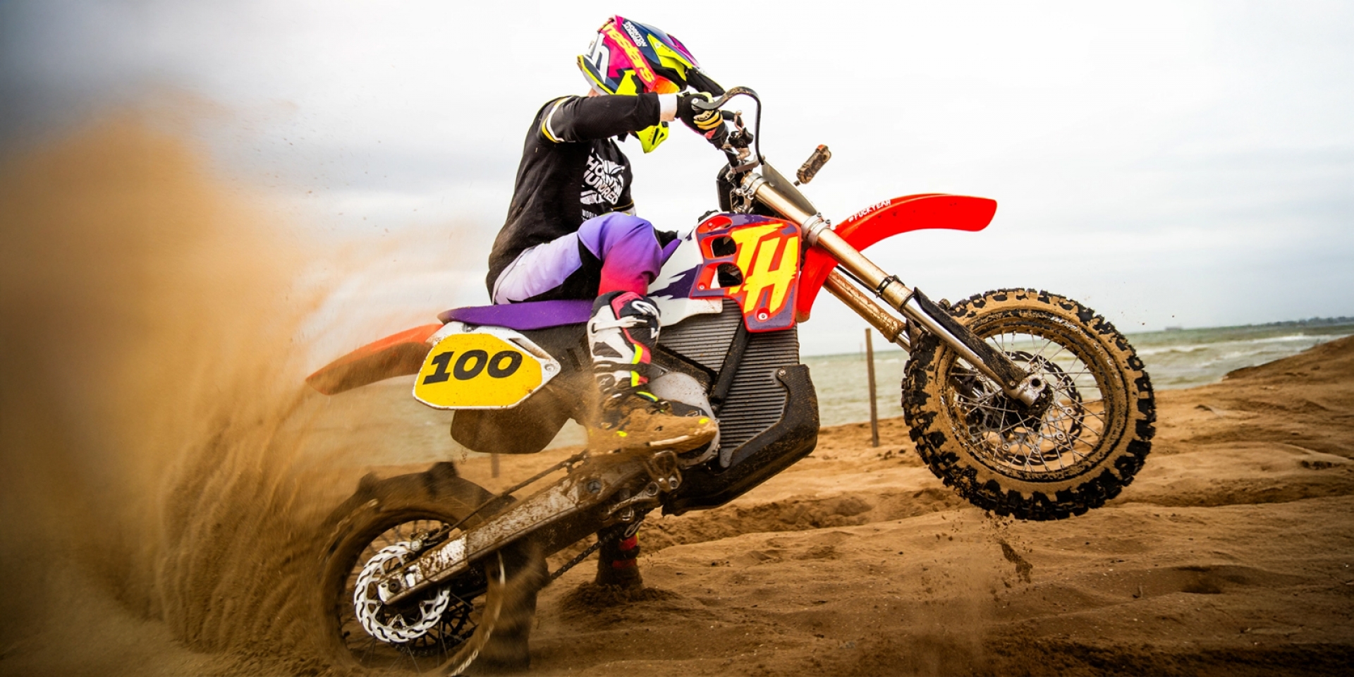 前衛電動車變身復古老山車！Stark Varg CR500 電動沙灘怪獸登場