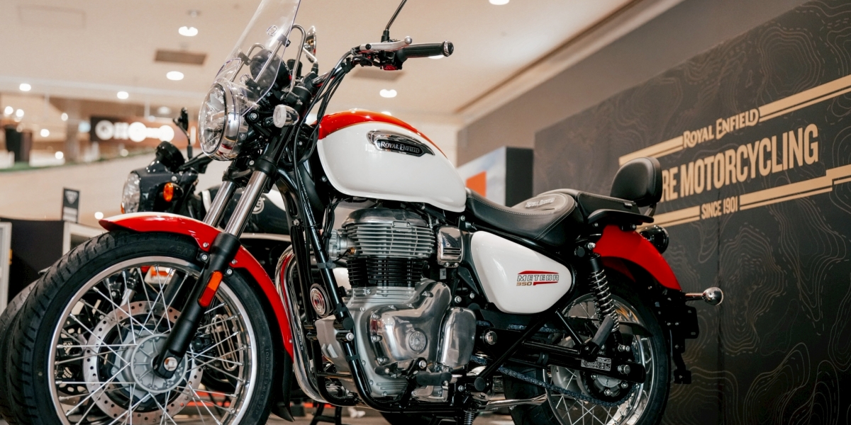 全台首曝「極光紅」巡航新作！Royal Enfield Meteor 350新色首次公開，6/1～6/14進駐林口三井OUTLET
