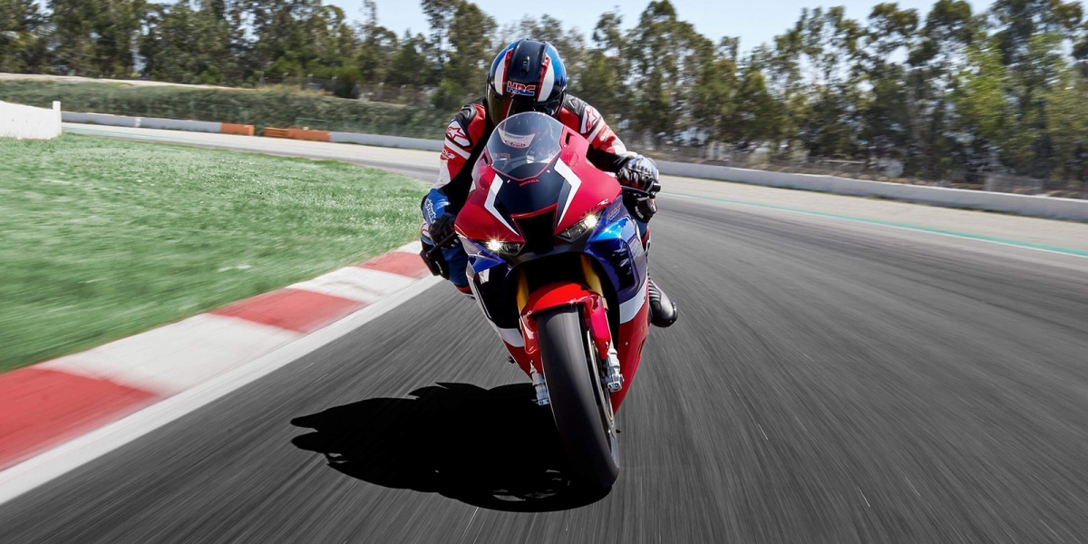 是時候該為你的本田信仰充值了,Arai推出以CBR1000RR-R為配色的「RX-7X Honda CBR」!